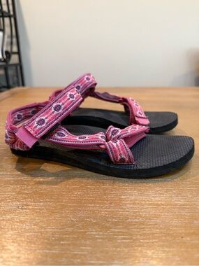 Teva Women’s Original Universal Sandals Monterey Raspberry Size 6 EU 37
